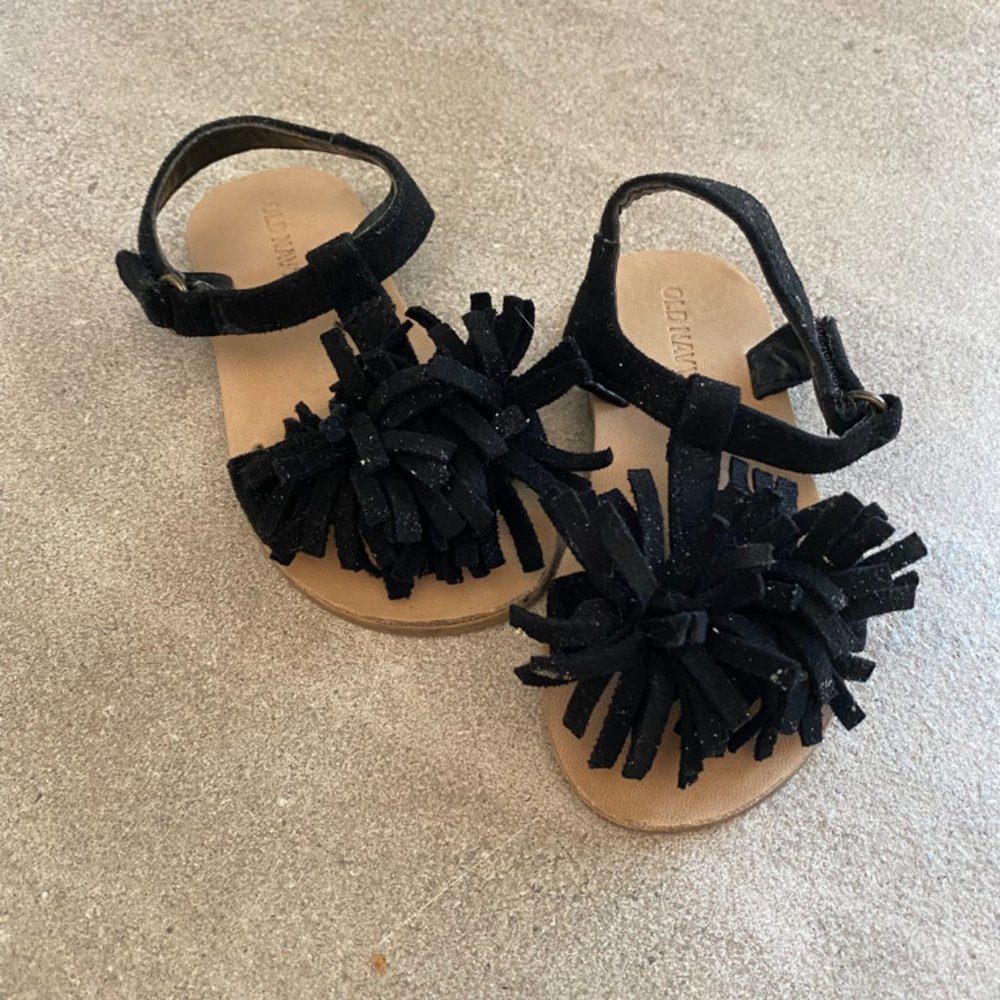 Black Pom Pom Old Navy Girls sandals size 7